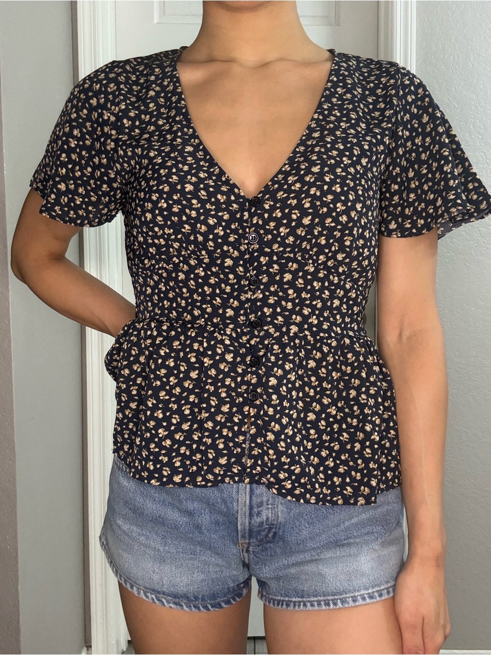 Woven Floral V-Neck Button Front Top - Black/Tan